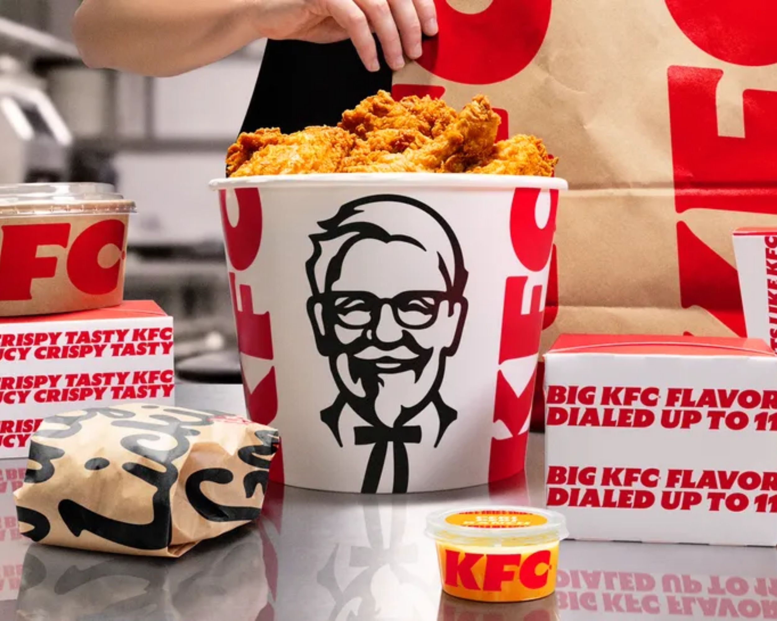 KFC TÁI ĐỊNH VỊ SAU GẦN 100 NĂM: KHI CHIẾC XÔ GÀ RÁN TRỞ THÀNH BIỂU TƯỢNG THƯƠNG HIỆU